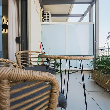 Lux City Studio For Couples With Balcony 아파트
