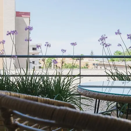 Lux City Studio For Couples With Balcony 아파트 *